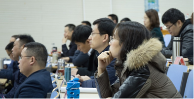 培训班学员在课堂上认真听讲