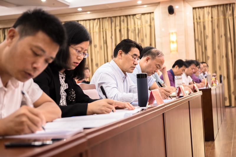 省委及各地市政研和改革系统学员在课堂上认真听讲