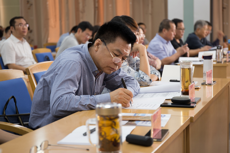 省委及各地市政研和改革系统学员在课堂上认真听讲